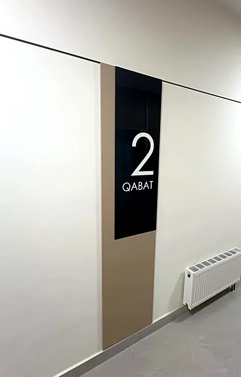 Номер этажа на вертикальной табличке
