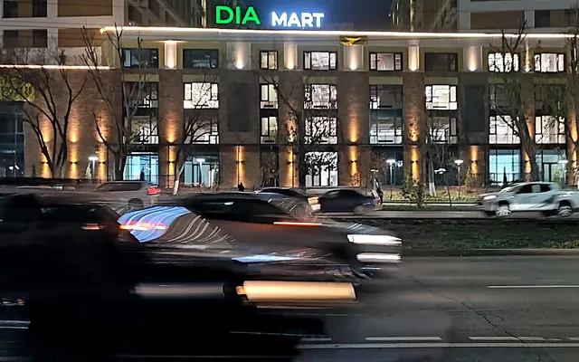 Бизнес-центр DIA MART вечером: фасад и вывеска