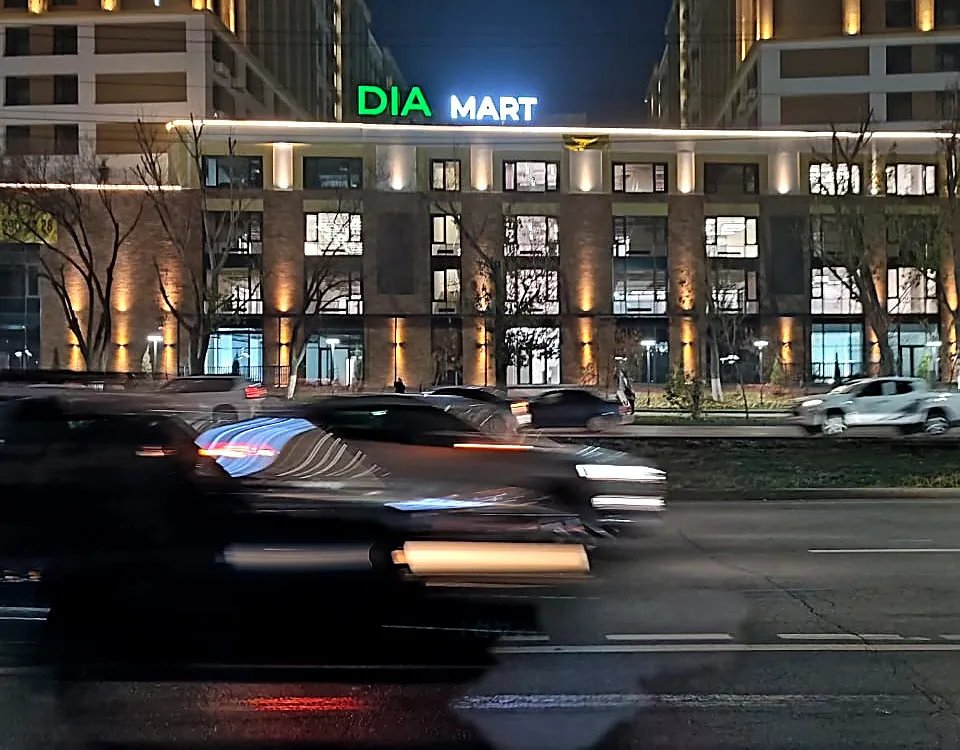Здание DIA MART с вывеской вечером
