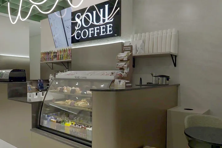 Кофейня Soul Coffee после работ: стойка и витрина